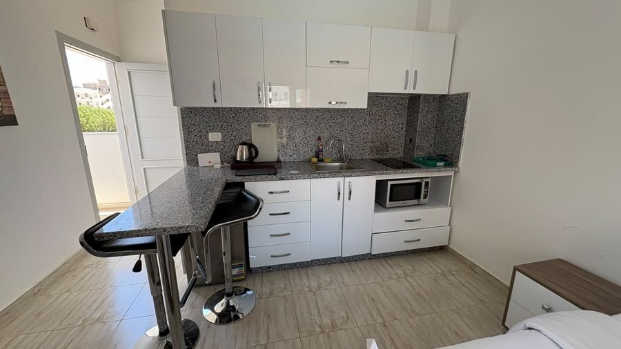 Studio at Aqua Palms — kitchenette with breakfast bar